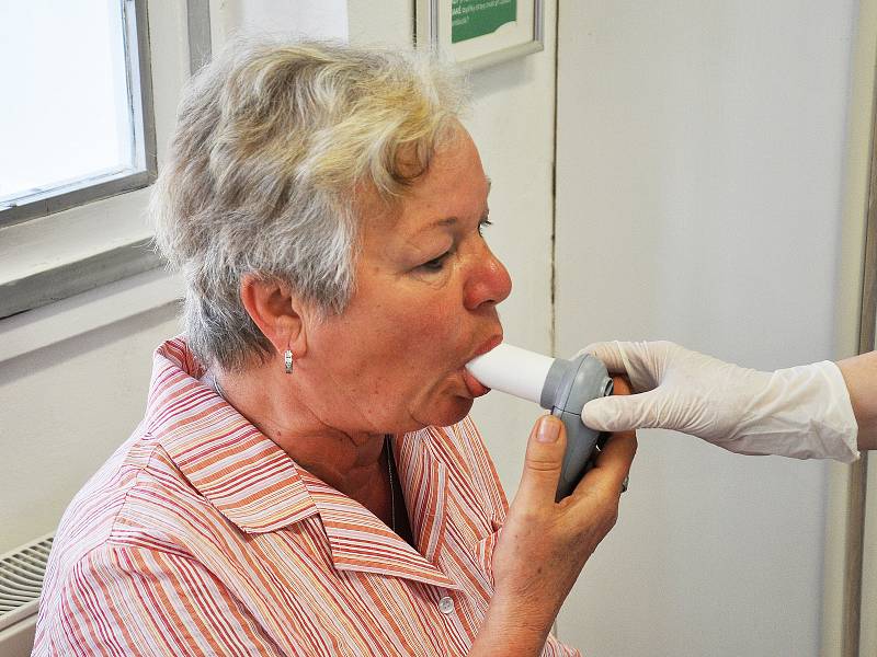 V lékárně v Hostomicích probíhá akce Týden měření plicního věku. Test odhalí možné plicní onemocnění.