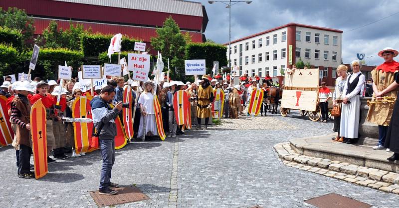 Gymnázium Teplice připomnělo odkaz mistra Jana Husa táborem lidu