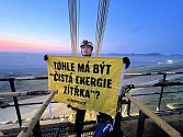 Protest Greenpeace na rypadle v hnědouhelném dole Bílina