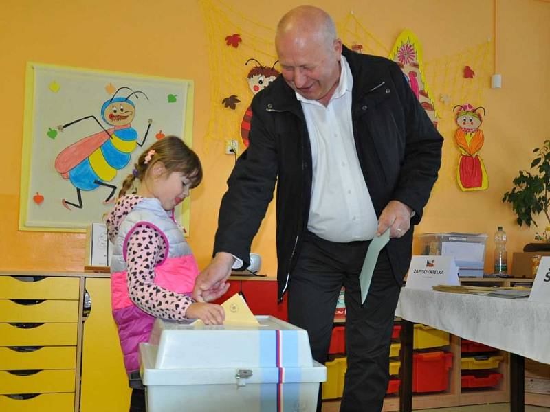 Odvoleno už má také hejtman Ústeckého kraje Oldřich Bubeníček, který si na pomoc do volební místnosti vzal svoji vnučku.