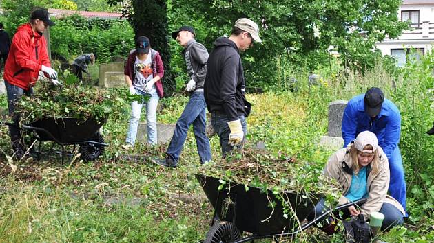 Mladí brigádníci z Německa pomáhají uklidit židovský hřbitov v Sobědruhách 