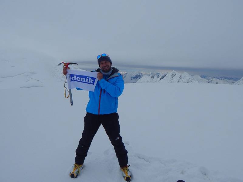 Pavla Pospíšila a Davida Součka na každém kroku expedice Pamír 2015 provázela vlajka regionálních Deníků a klokánek od teplických dětí.