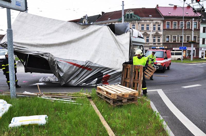Nehoda na kruhovém objezdu v teplické části Trnovany.