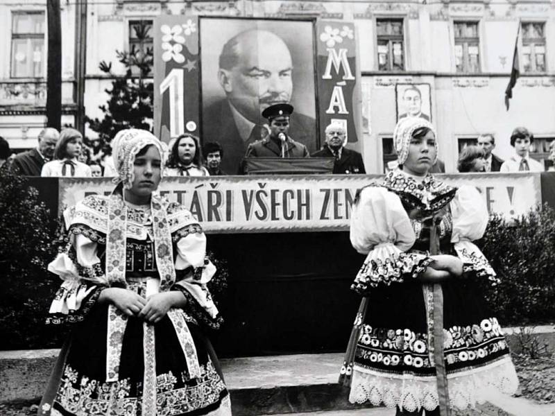 Oslava 1. máje v Hrobu. Snímek je z roku 1977 a je na něm Jiřina Čurdová a Jana Čurdová.