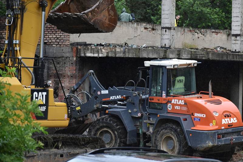 Teplice, demolice objektu v Mlýnské ulici. Pátek 2. července 2021.