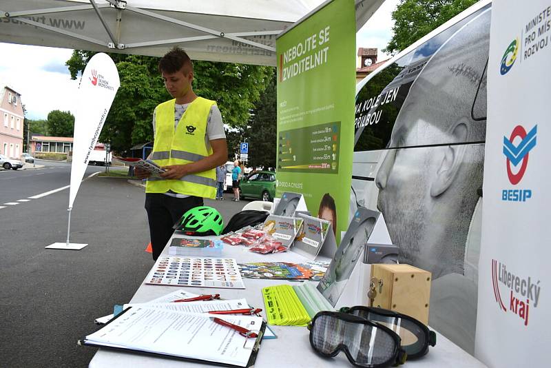 Preventivní policejní akce zaměřená na správné vybavení kola se konala 30. června v Újezdečku.