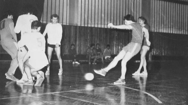 V létě roku 1986 byla založena Teplická liga v sálovém fotbale.