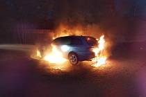 Auto v plamenech v Duchcově.