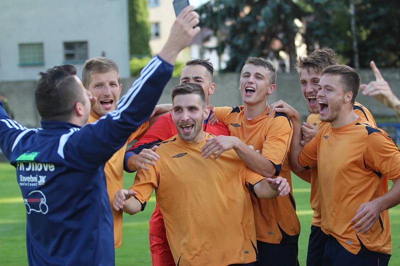 Jílové (oranžové dresy) slaví vítězství v krajském poháru