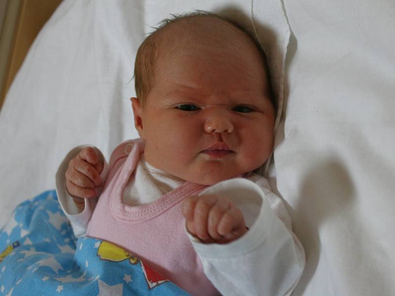 Natálie Poustková se narodila Lucii Poustkové z Duchcova 25. února v 15.23 hod. v ústecké porodnici. Měřila 49 cm a vážila 3,57 kg.