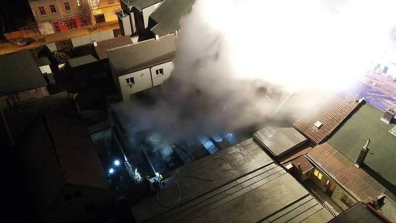 Požár domu v Duchcově, jak ho zachytil dron hasičů z Hrobu