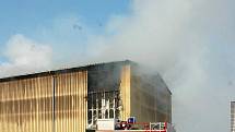 Požár výrobní haly na peletky v Žalanech