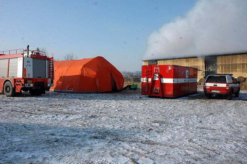 Požár výrobní haly na peletky v Žalanech