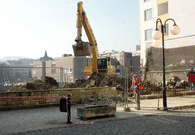 Nákupní komplex Fontána, které buduje v centru Teplic developerská společnost JTH, nahradí zástavbu dvou původních historických domů a také nikdy nedostavěného hotelu Radnice na rohu náměstí Svobody. 