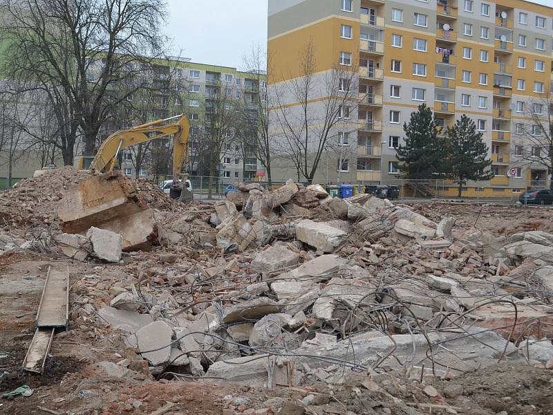 Po bývalém hotelu Imperátor v teplické části Trnovany už zůstaly jen hromady cihel.