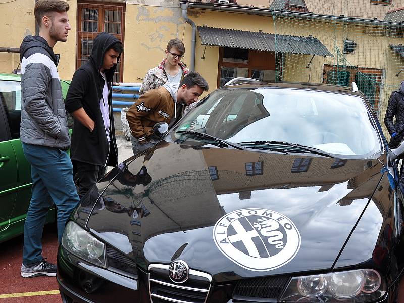 Dvůr teplické průmyslové školy se ve čtvrtek proměnil ve výstavní plochu. Konal se zde studentský autosalon.