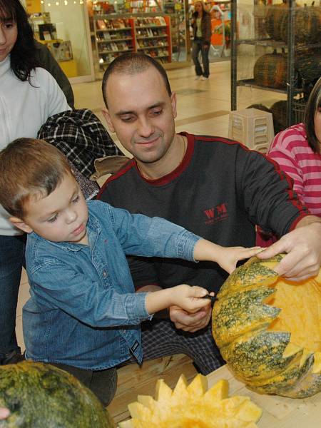 Dlabání halloweenských dýní v Olympii