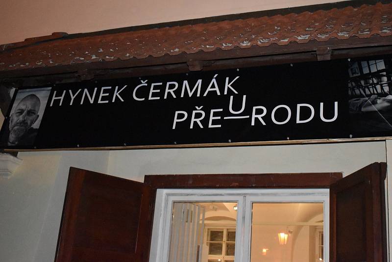 Z vernisáže výstavy fotografií herce Hynka Čermáka. Teplice, jízdárna Regionálního muzea, 3. března 2022