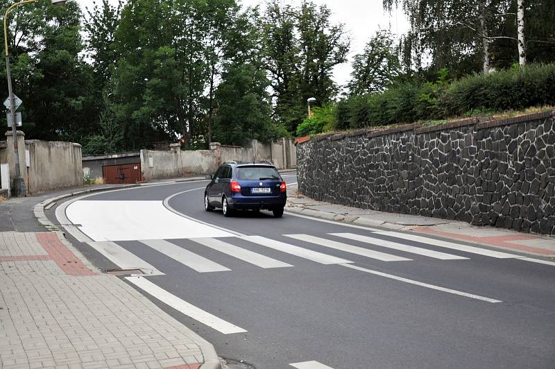 U přechodů pro chodce v ulici Spojovací u Lidlu a v ulici Mostecká v zatáčce u základní školy přibudou zpomalovací pásy na silnici.