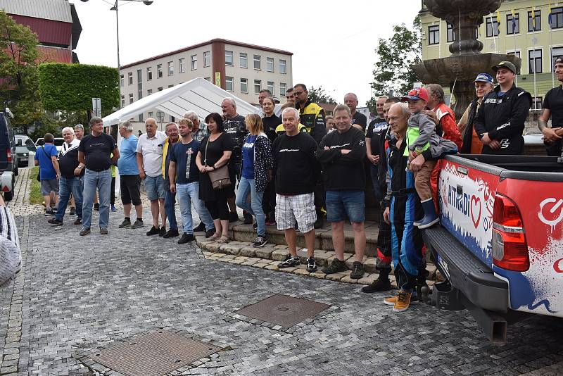 Teplice, Legendy Rallye Sklo Union Teplice. Z náměstí Svobody odstartovalo 25 závodních aut různých značek a kubatur, která se vydala na trať  Teplice, Dubí, Osek, po hřebenech hor na Cínovec a Fojtovice, s cílem v Teplicích na Panoramě.