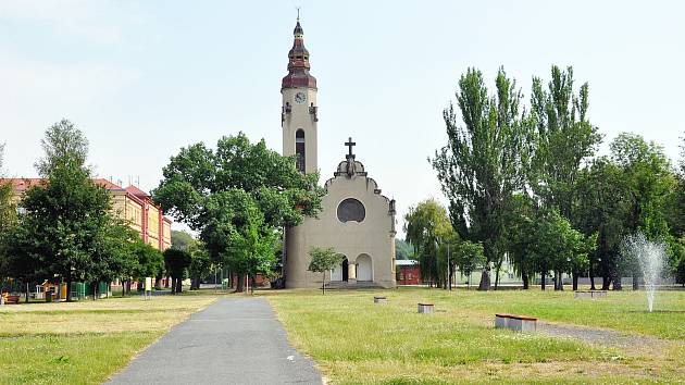 Kostel Církve československé husitské v Duchcově. Vyhlídková věž kostela je přístupná pro veřejnost denně od června do září vždy od 11 do 15h.