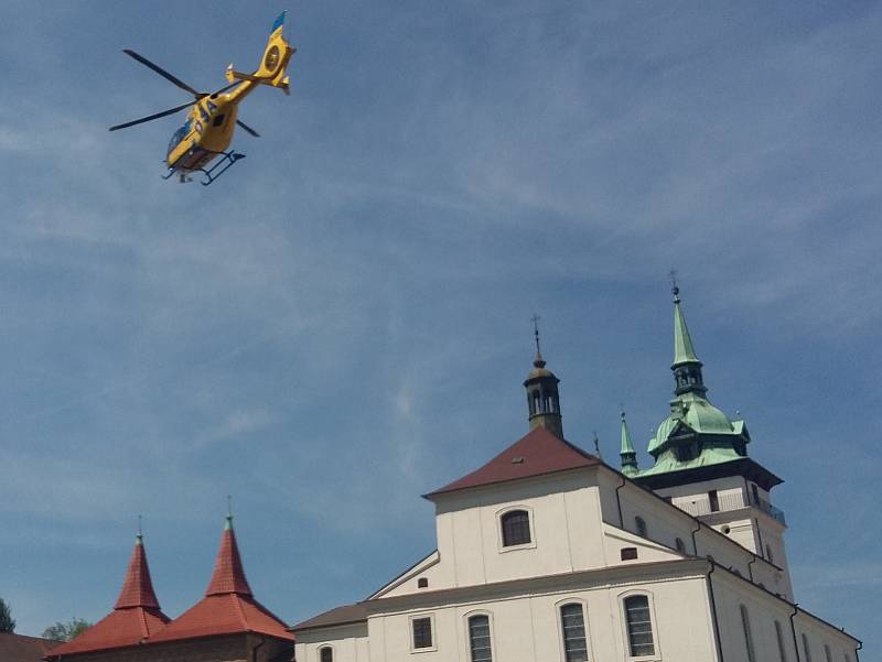 Muž v Teplicích spadl z lešení a zranil se. Přiletěl pro něj z Ústí vrtulník.