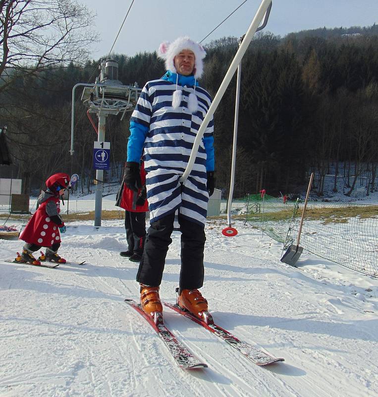 Tradiční karneval na sněhu zakončil v neděli 28. ročník lyžařské školy Snow v Mikulově na Teplicku.