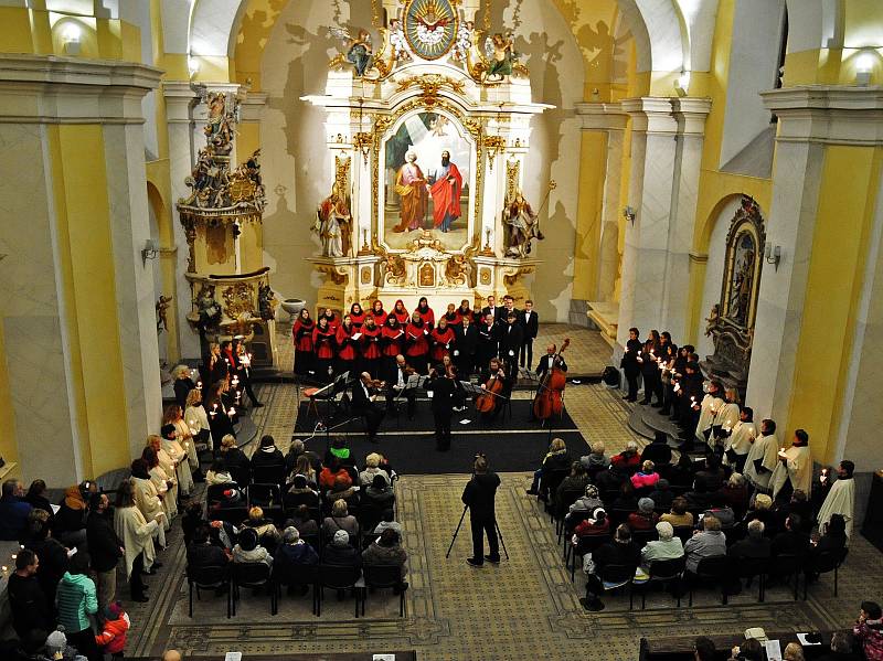 Podzimní koncert "Ve světle hudby" se konal v kostele sv. Petra a Pavla v Oseku.