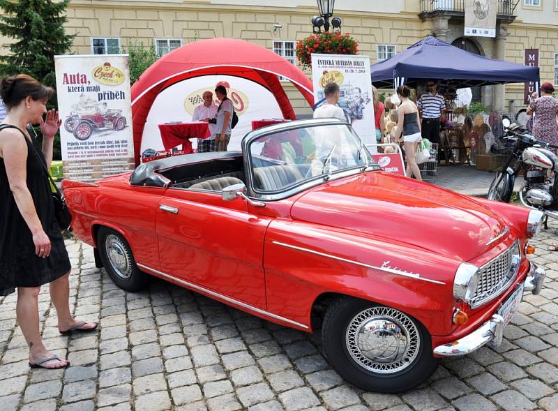 Automobilová historie zaplnila náměstí u zámku