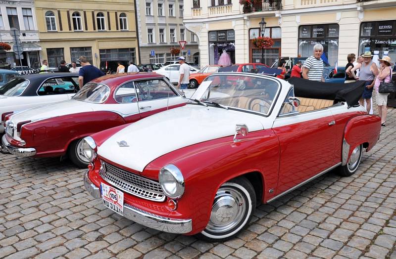 Automobilová historie zaplnila náměstí u zámku