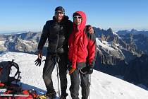 Pavel Pospíšil (vlevo) a David Souček na vrcholu hory Barre des Ecrins, výška 4102 m Francie.