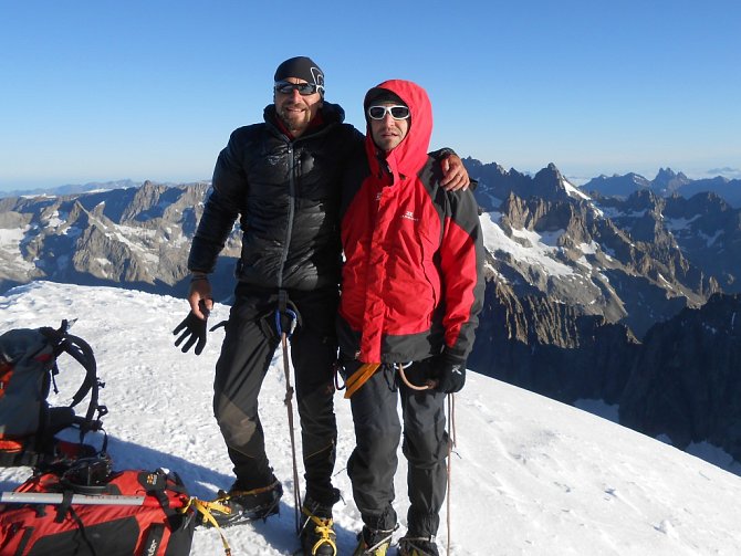 Pavel Pospíšil (vlevo) a David Souček na vrcholu hory Barre des Ecrins, výška 4102 m Francie.