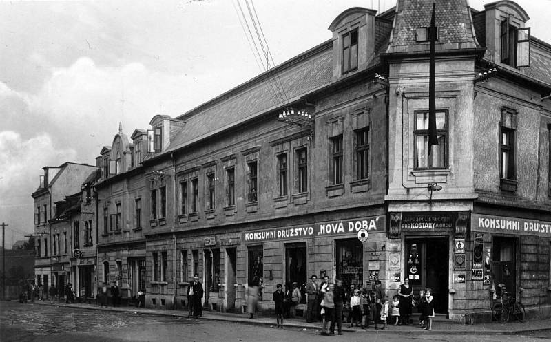 Poznejte město na historické fotografii.