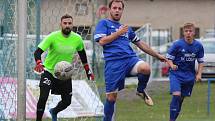 Louny (v modrém) vyhrály na horké půdě v Srbicích 2:1.