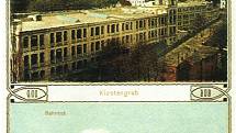 Nádraží a továrna v Hrobu na dobové pohlednici.