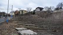 Mlýnská ulice v Teplicích. Prostor po bývalé ruině nedostavěného bývalého objektu lázní. Pokácené stromy. 24. ledna 2022