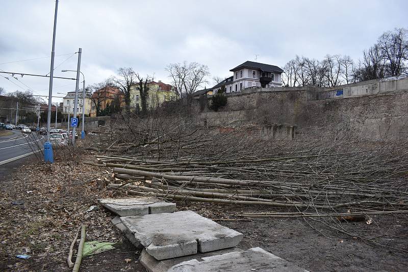 Mlýnská ulice v Teplicích. Prostor po bývalé ruině nedostavěného bývalého objektu lázní. Pokácené stromy. 24. ledna 2022