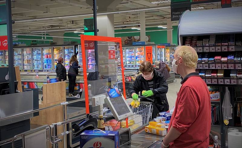 Plexiskla u pokladen, balené pečivo. Kaufland zavádí nadstandardní hygienická opatření