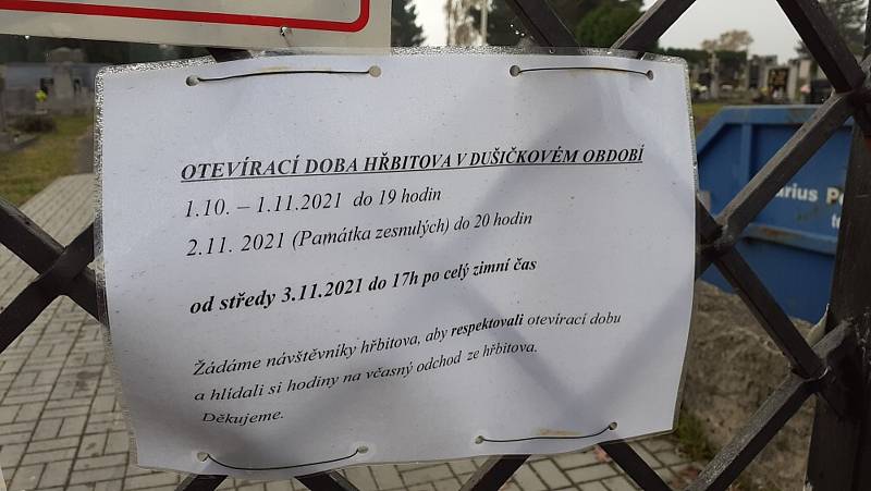 Příprava na Dušičky, hřbitov v Novosedlicích.