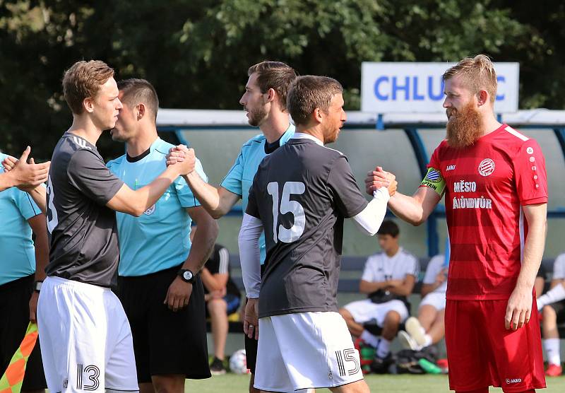 MOL Cup 2019 1. kolo - Fotbalisté Srbic (černobílí) podlehli v pohárovém utkání Královu Dvoru (červení) 1:2. Hrálo se na stadionu v Chlumci.