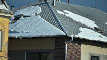 Tající sníh na střechách v Teplicích.