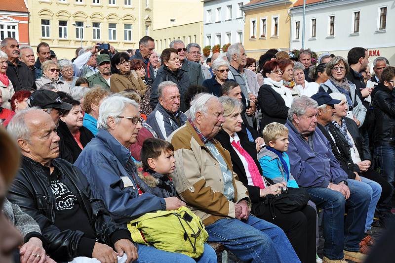 Návštěva prezidenta ČR Miloše Zemana v Bílině, setkání s občany na Mírovém náměstí.