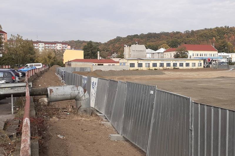 Zde bude nová obchodní zóna v Teplicích, na Pražské ulici v Proseticích. Foto pořízeno v říjnu 2021.