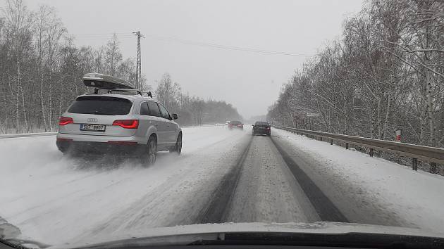 Takto to ráno vypadalo na silnici I/13 mezi Teplicemi a Chomutovem. Podobná situace panovala i na ostatních komunikacích v kraji.