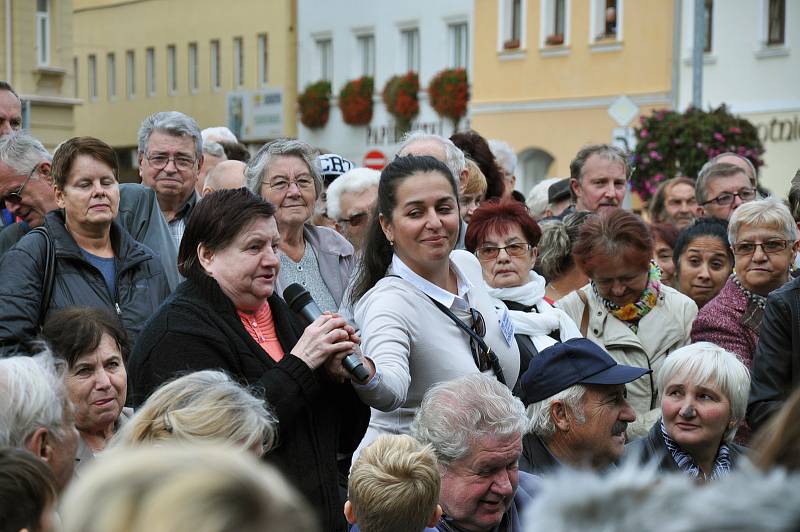 Návštěva prezidenta ČR Miloše Zemana v Bílině, setkání s občany na Mírovém náměstí.