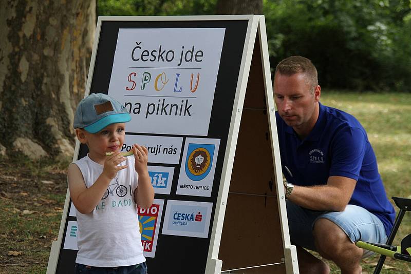 Pokus o rekord. Piknik Spolku Spolu proti samotě v neděli 2. srpna v Zámecké zahradě v Teplicích.