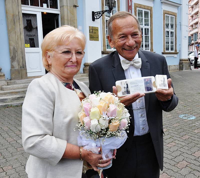 Své ano si zopakovali po 50 letech manželé Kuberovi ve svatební síni Zahradního domu.