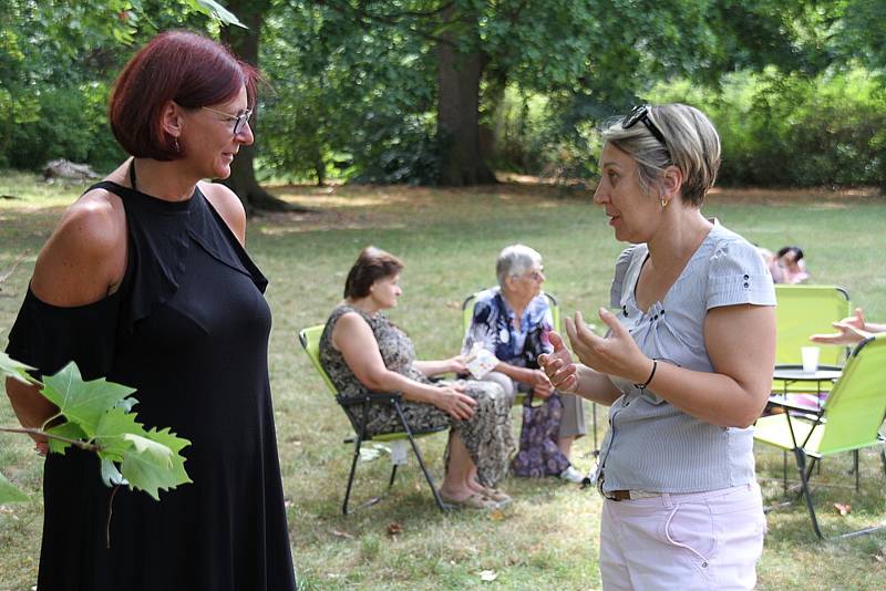 Pokus o rekord. Piknik Spolku Spolu proti samotě v neděli 2. srpna v Zámecké zahradě v Teplicích.