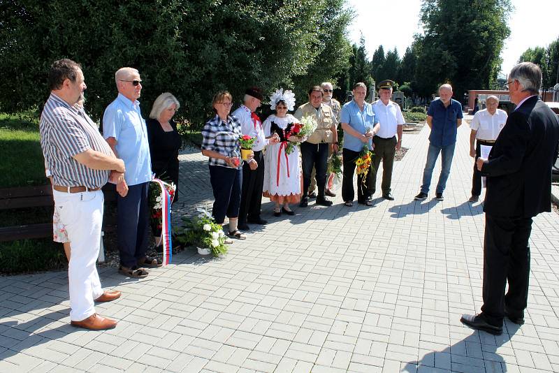 Pietní akt se uskutečnil v pátek na hřbitově v Duchcově.