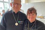 Hotelovka má „zlatou“ učitelku, škola dostala stříbrnou medaili. Na snímku je učitelka Lenka Opavová a učitel Roman Rumler.
